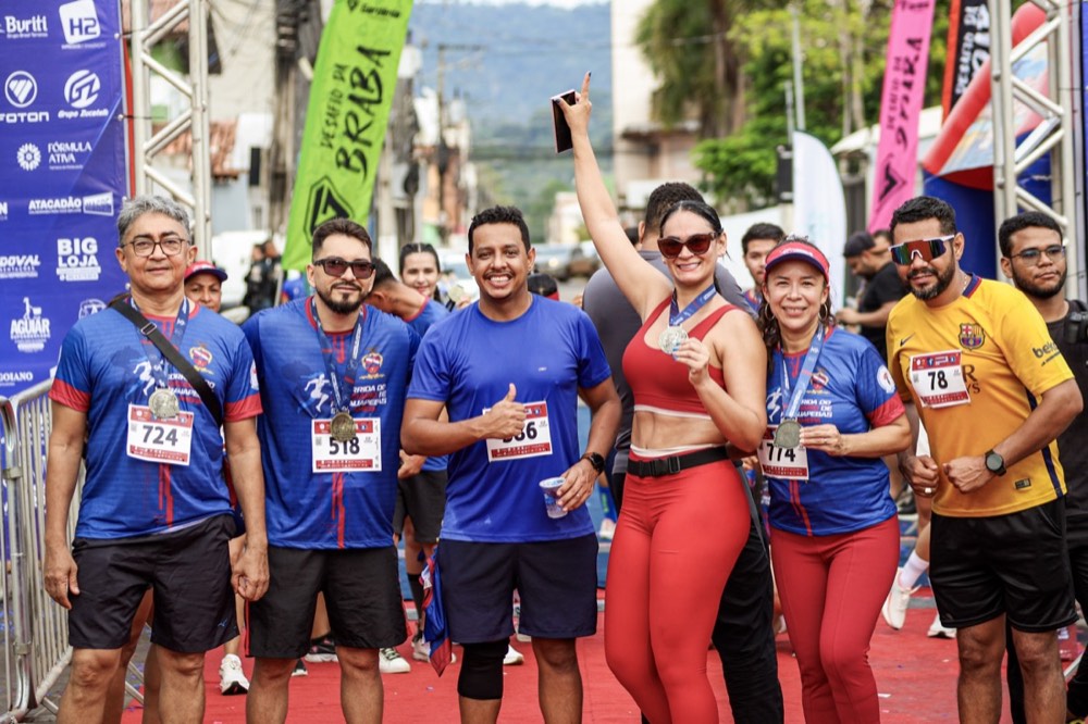 Atletas sorrindo com as medalhas da 1ª edição