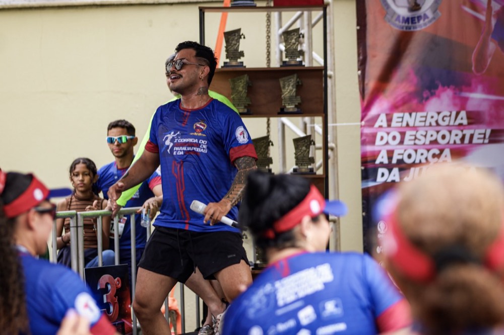 Atleta comemorando na chegada