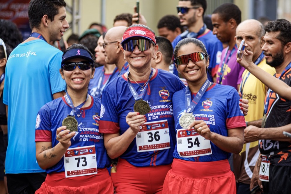 Atletas mostrando as medalhas da 1ª edição