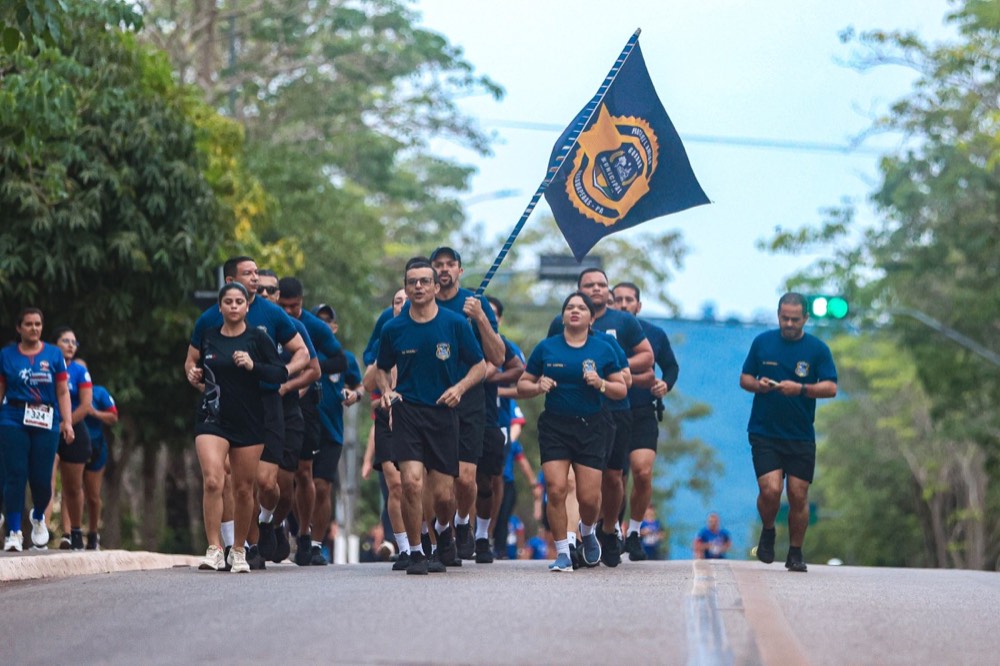 Pelotão correndo com a bandeira do Judiciário